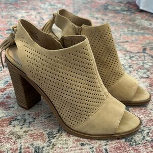 Gianni Bini Tan Peep-Toe with tassels Size 10